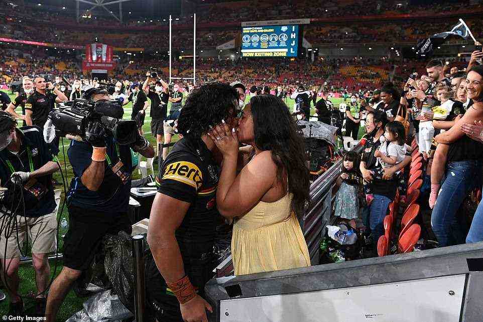 Panthers-Flügelspieler Brian To'o küsste seine Partnerin Moesha (im Bild), als sie kurz nach der Vollzeit-Sirene seinen Heiratsantrag annahm