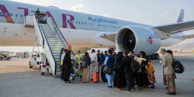 Afghanische Passagiere sind vor einem Flugzeug von Qatar Airways am internationalen Flughafen Kabul in Kabul, Afghanistan, 19. September 2021 abgebildet. Qatars Außenministerium / Handout über REUTERS ACHTUNG REDAKTION - DIESES BILD WURDE VON EINEM DRITTEN GELIEFERT.  KEINE WIEDERVERKAUF.  KEINE ARCHIVE.