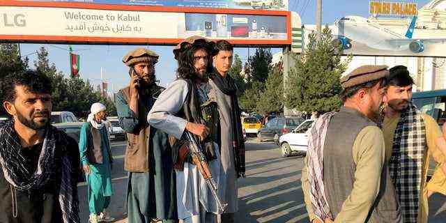Ein Mitglied der Taliban (C) steht am 16. August vor dem internationalen Flughafen Hamid Karzai in Kabul, Afghanistan. REUTERS/Stringer