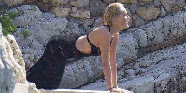 Sharon Stone macht während eines Fotoshootings Yoga-Posen.