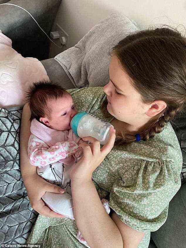 Jenni und Richards jüngste Tochter Scarlett (im Bild) füttert ihre Nichte Isla-May