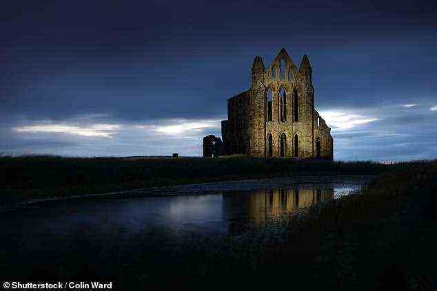 Der Schriftsteller Bram Stoker wurde während des Schreibens von Dracula . von den unheimlichen Ruinen der Whitby Abbey (im Bild) inspiriert