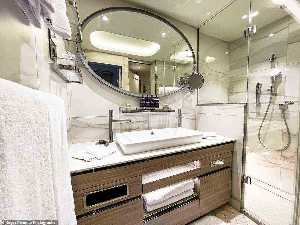 Die Suiten verfügen über Kingsize-Betten mit klaren weißen Linien, elegante Marmorbäder (Deluxe-Suite abgebildet) und geräumige private Veranden