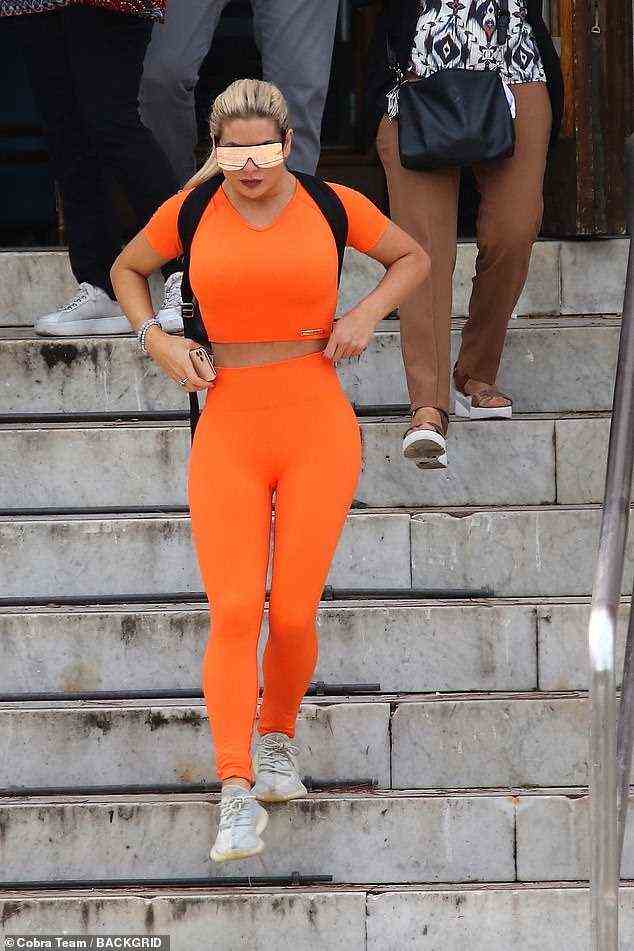 Heißes Zeug: Der Reality-Star, 34, sah unglaublich aus in einem hautengen orangefarbenen Trainingsensemble, das ein enges bauchfreies Top und hoch taillierte Leggings umfasste, als sie sich auf den Weg machte