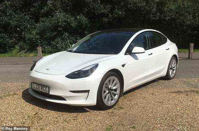 Teslas Model 3, das ab 40.990 £ beginnt und nicht für staatliche Zuschüsse in Frage kommt, war im September Großbritanniens meistverkauftes neues Modell