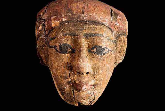 Teil eines ägyptischen Sarges, der ein menschliches Gesicht darstellt