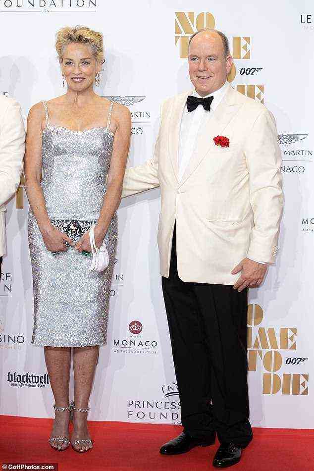 Am Freitag, den 29. September, besuchte Prinz Albert (rechts im Bild, mit Sharon Stone), 63, eine Wohltätigkeitsvorführung des neuen James-Bond-Films in der Oper von Monte Carlo, bei seinem letzten öffentlichen Auftritt ohne seine Frau