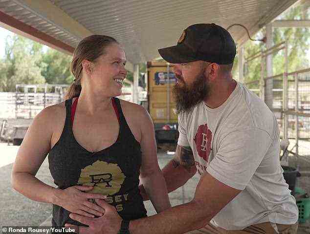Familie: Rousey und Browne gaben zum ersten Mal bekannt, dass sie im April zusammen ein Baby erwarten, wobei die ehemalige UFC-Kämpferin zu der Zeit enthüllte, dass sie am 22.
