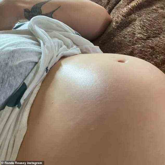 Bereit zu gehen: Rousey hat während ihrer Schwangerschaft nur eine Handvoll Instagram-Posts geteilt, darunter ein Video, in dem ihr Baby tritt