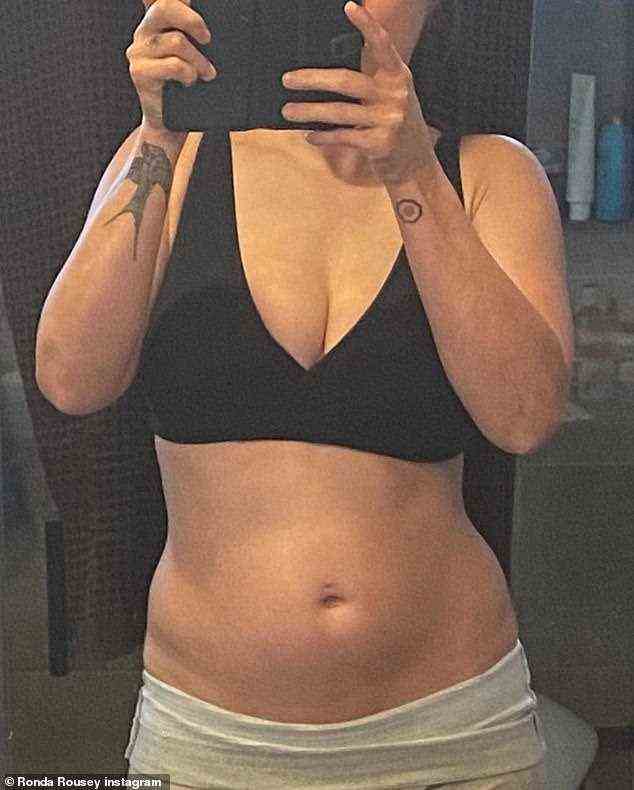 Evolution: Die 34-Jährige teilte am Dienstag auf Instagram zwei Bilder ihres straffen Bauches und enthüllte, dass sich ihr „Körper schneller erholt, als sie gehofft hatte“.