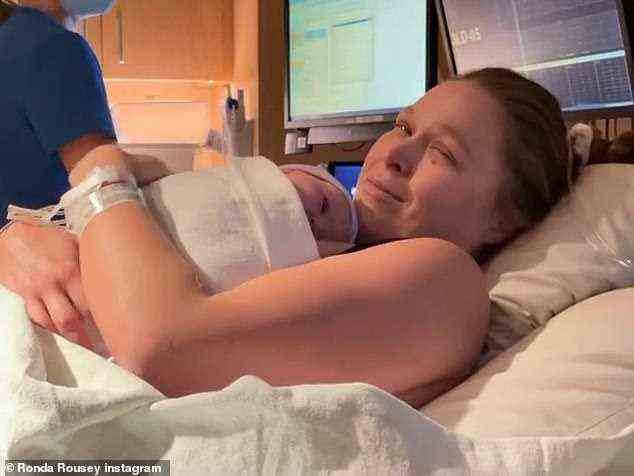 Mutter und Kind: Rousey hat Ende September Baby La'akea Makalapuaokalanipō Browne - ihr erstes Kind mit Ehemann Travis Browne - begrüßt