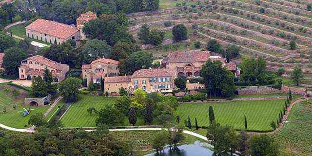 Eine Luftaufnahme vom 31. Mai 2008 in Le Val im Südosten Frankreichs zeigt das Chateau Miraval, ein Weingut, das sich im Besitz von Unternehmen um die Ex-Kollegen Brad Pitt und Angelina Jolie befindet.