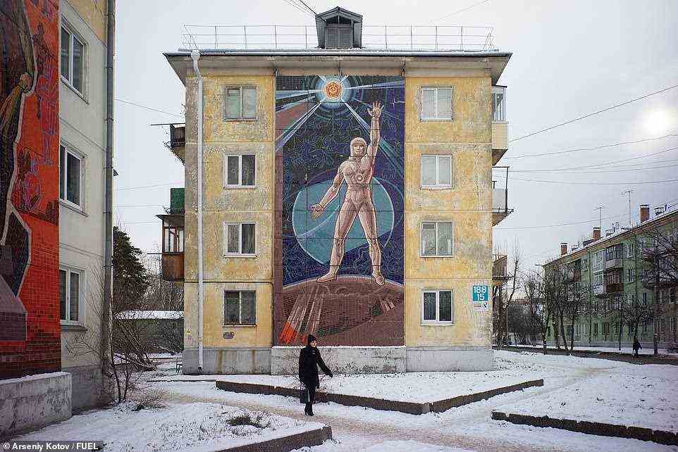 Dieses Bild wurde in der sibirischen Stadt Angarsk aufgenommen und zeigt ein Mosaikwandbild, das irgendwann zwischen 1969 und 1975 mit einem Thema der Weltraumforschung entstanden ist