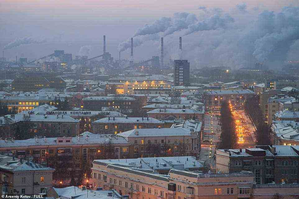 Ein Bild zeigt die Kokerei in der sibirischen Stadt Kemerowo, die nordöstlich von Norilsk liegt.  Der Bau des Werks begann 1915, sagt Arseniy