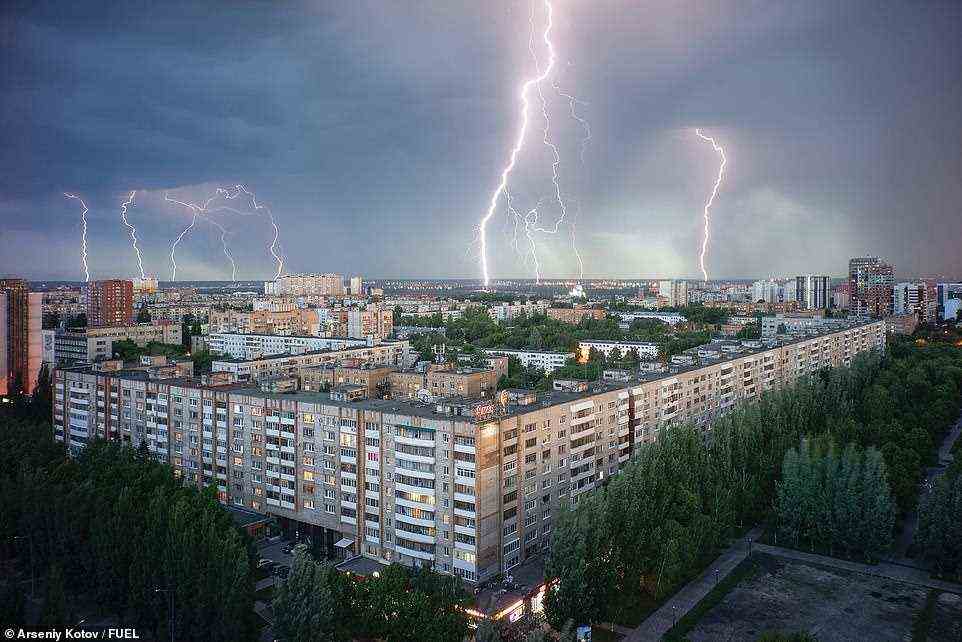 Ein dramatisches Mai-Gewitter über der Lenina Avenue in Samara im Südwesten Russlands.  Arseniy erklärt in dem Buch, dass dieser Wohnblock für Mitarbeiter der Designabteilung des Progress Rocket and Space Plant gebaut wurde, mit großen Grünflächen, Kinderspielplätzen und Sportanlagen