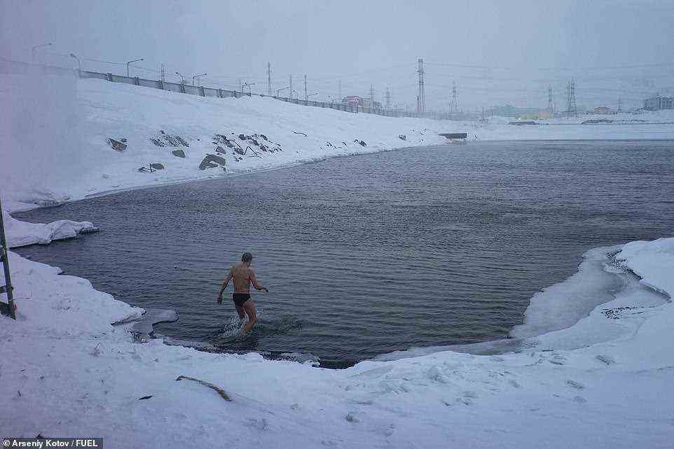 Heißes Wasser aus dem Blockheizkraftwerk Norilsk Nr. 1 wird in den Dolgoye-See eingeleitet [pictured] um das Gefrieren des Wassers zu verhindern, erklärt Arseniy.  Er fügt hinzu: 