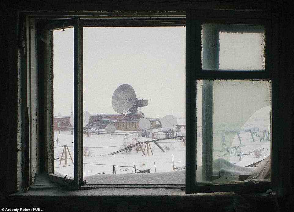 Diese düstere Szene ist ein Blick aus einem Fenster auf die Orbita-Empfangsstation in Norilsk, die 1967 gebaut wurde.