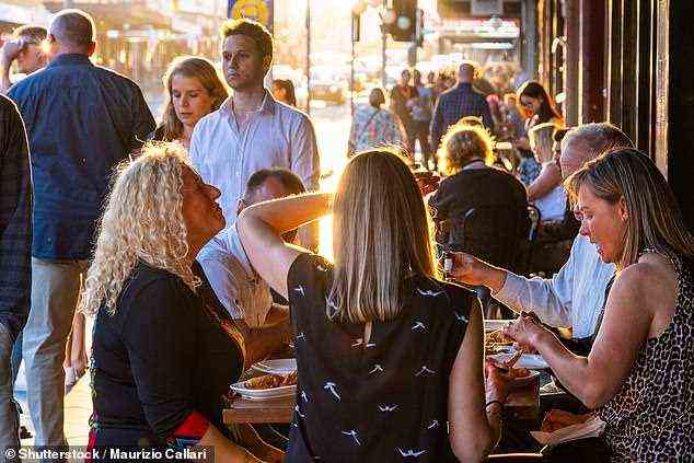 Der Geschäftsführer von Restaurant & Catering Australia, Wes Lambert, sagte, der Sektor habe gemischte Reaktionen auf die Ankündigung des neuen Premiers Dominic Perrottet über die Lockerung der Beschränkungen gezeigt (abgebildet sind Gäste im Freien in Newtown im Westen von Sydney).