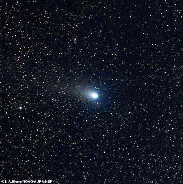 Der Draconid Meteor Shower stammt aus den Trümmern des Kometen 21 P/ Giacobini-Zinner - einem kleinen Kometen mit einem Durchmesser von 2 Kilometern.  Der Komet ist hier in einer Aufnahme des Kitt Peak 0,9-m-Teleskops vom 31. Oktober 1998 abgebildet