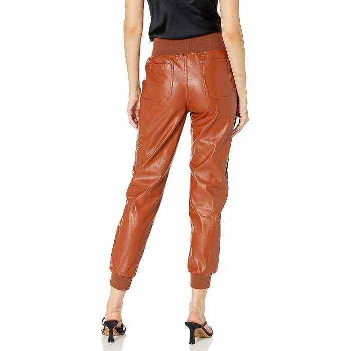 kendall-kylie-faux-leather-joggers-muskatnuss