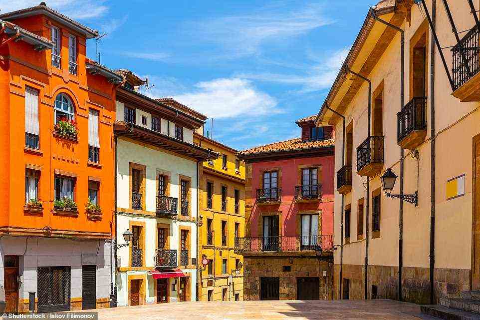 Sue empfiehlt, die abgebildeten mittelalterlichen Straßen von Oviedo zu erkunden, wenn Sie die überfüllteren Städte Spaniens vermeiden möchten