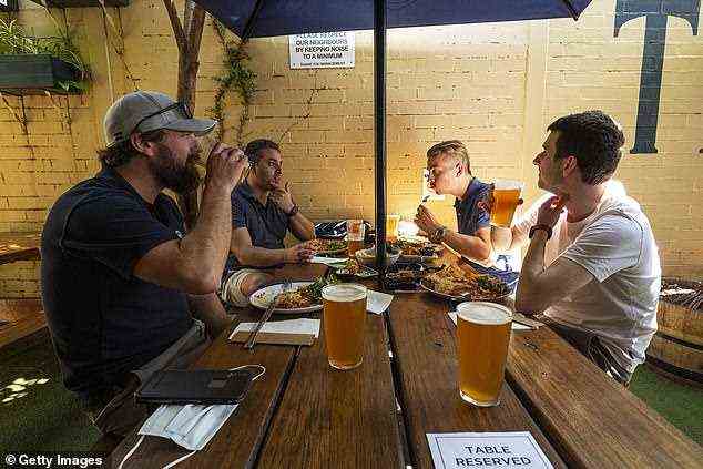 Gönner sind letztes Jahr in einem Melbourner Biergarten abgebildet – während Sie noch ein Bier trinken könnten, ohne eine Gesichtsmaske zu tragen