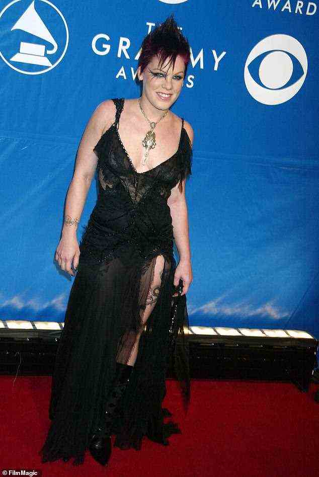Pink veredelte den Look und gab ihm bei den Grammys 2003 einen Gothic-Twist - der sehr gewagte Schlitz kann auf viele Arten gestylt werden