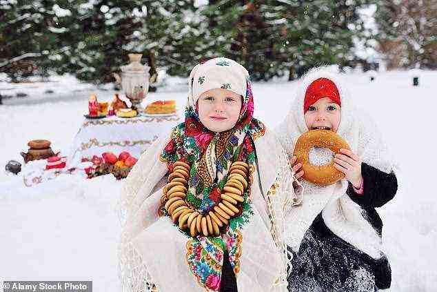 Kinder feiern den Feiertag Maslenitsa, Russlands Interpretation des Pfannkuchentages