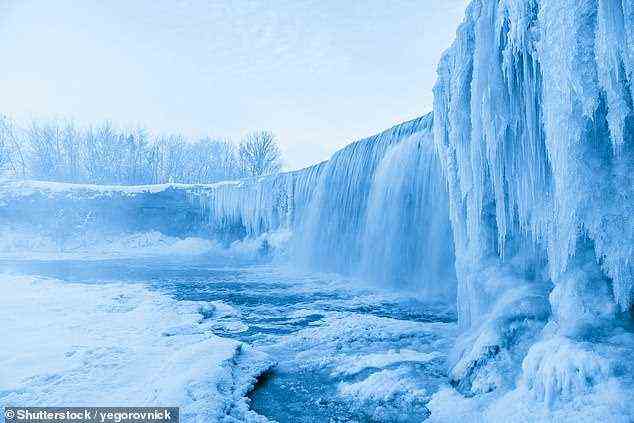 Besuchen Sie den abgebildeten Wasserfall Jagala in Estland, um außergewöhnliche Eiszapfen zu erleben.  Noch besser - geh hinter den Eisvorhang