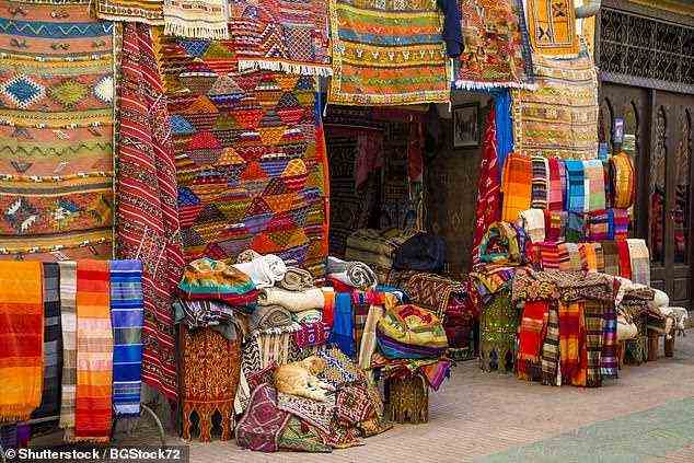 Ein bunter Markt in Agadir, etwa 24 km südlich von Taghazout Bay