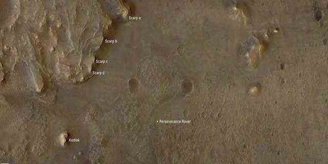 Dieses kommentierte Bild zeigt die Standorte des Perseverance-Rovers der NASA (unten rechts) sowie die "Kodiak" Butte (unten links) und mehrere markante steile Ufer, die als Escarpments oder Steilhänge bekannt sind, entlang des Deltas des Jezero-Kraters.