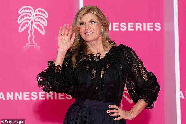Der Look: Die 54-jährige White Lotus-Schauspielerin kombinierte ihren Rock mit einer langärmeligen, transparenten schwarzen Bluse mit Rüschen an den Bündchen und am Ausschnitt, als sie über den rosa Teppich ging