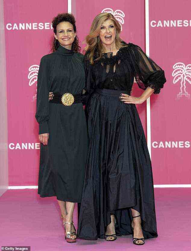 Der ehemalige Friday Night Lights-Star rundete ihr Outfit mit einem Paar schwarzer Riemchenabsätze ab, die eine dunkle Pediküre zeigten;  gesehen mit Carla Gugino
