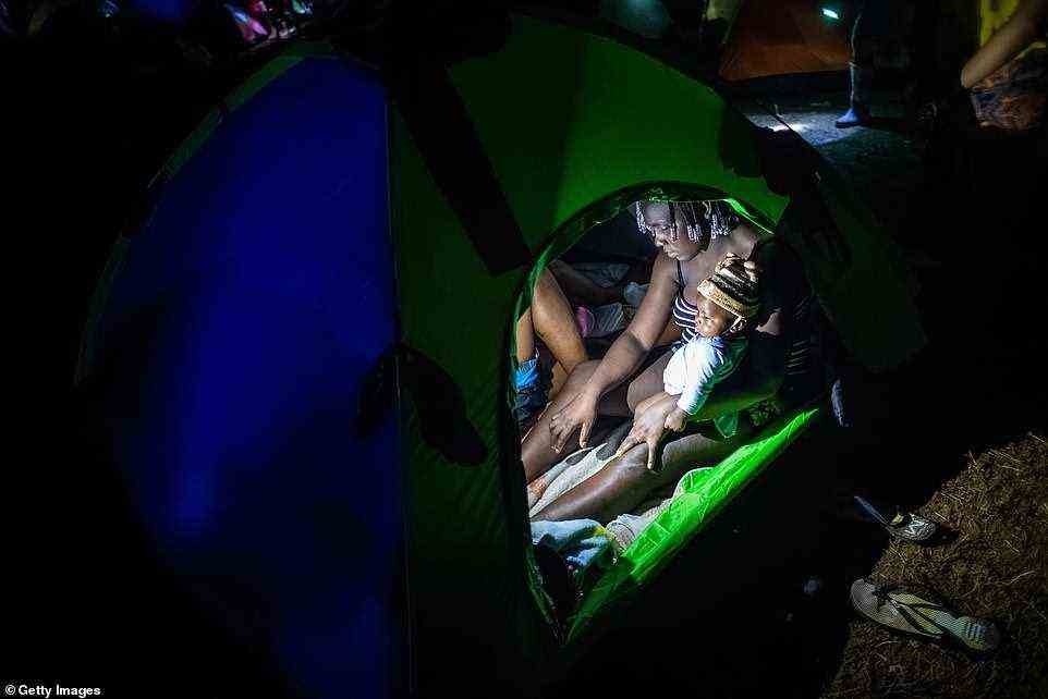 Migranten aus Haiti verbringen am 6. Oktober eine Nacht in einem Basislager, bevor sie durch die berüchtigte Darien Gap wandern, um Asyl in den USA zu beantragen