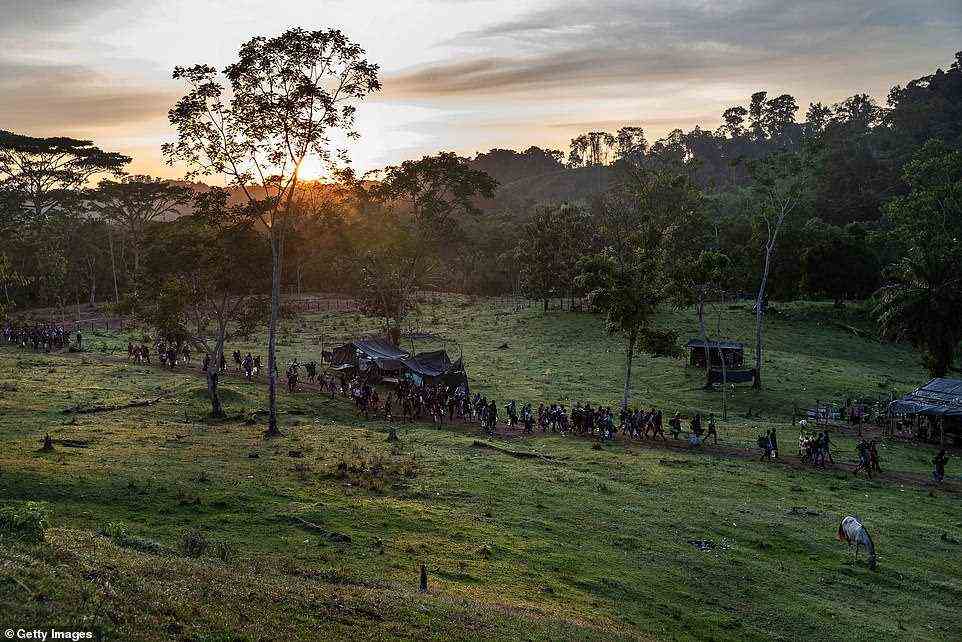 Eine Gruppe von Migranten wandert am 7. Oktober von einem Basislager in den Dschungel in der Darien Gap