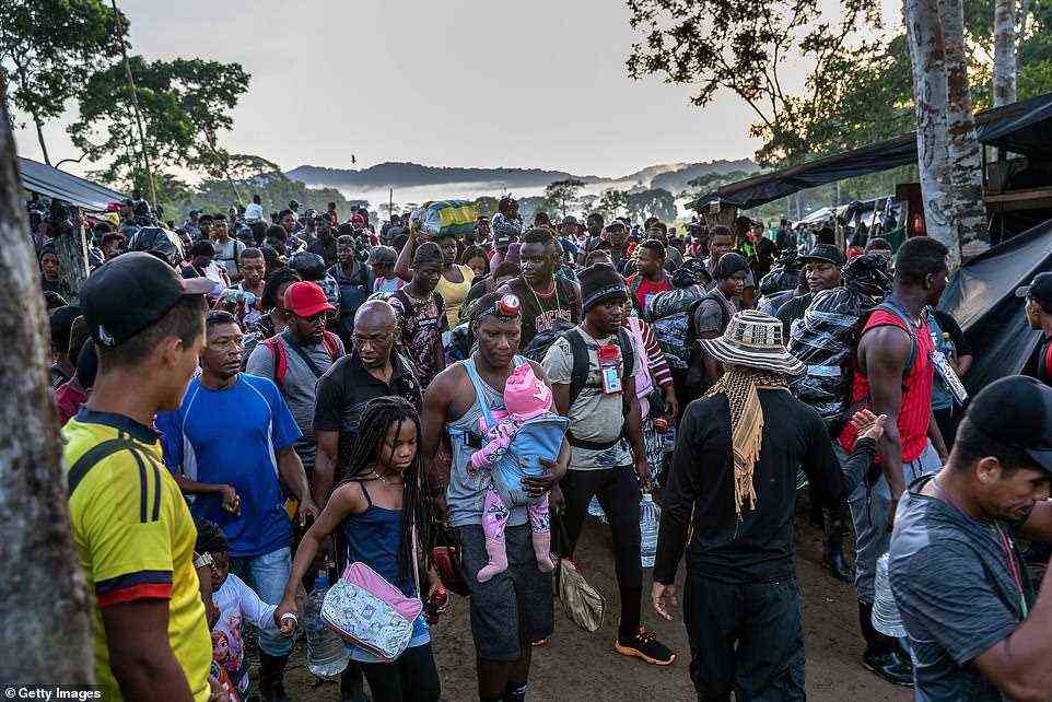 Migranten, die meisten aus Haiti, verlassen auf ihrer Reise in die USA am 7. Oktober ein Basislager in Richtung Dschungel im berüchtigten Darien Gap. Die Zahl der haitianischen Migranten, die in die USA reisen, ist in den letzten Wochen sprunghaft angestiegen
