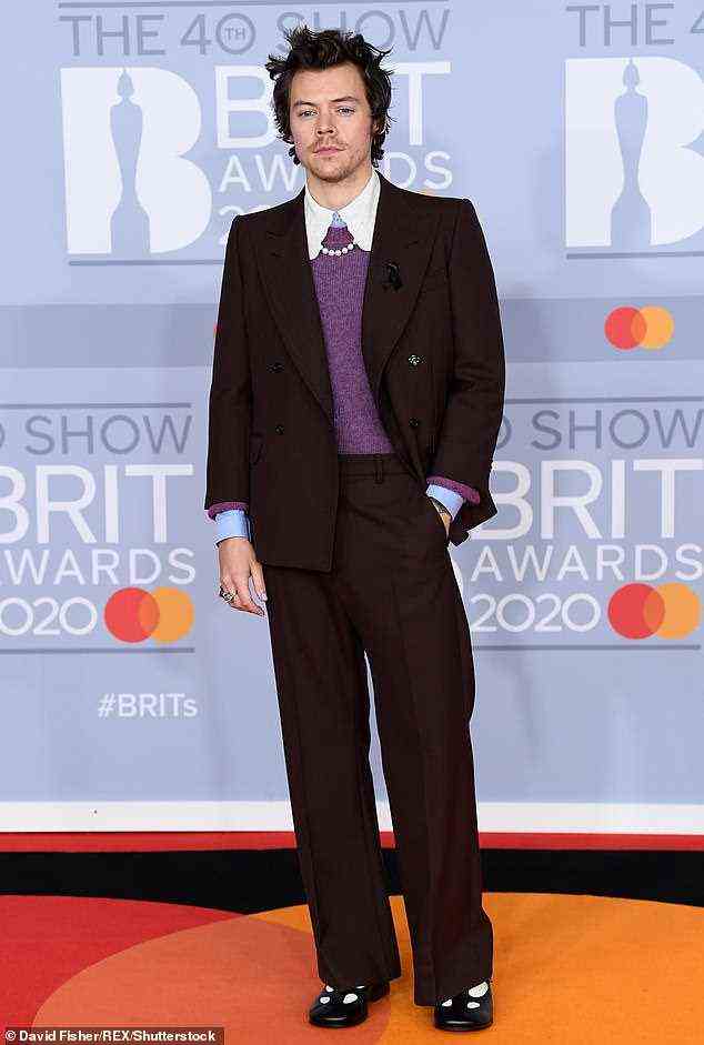Harry Styles ist letztes Jahr bei den Brit Awards in London mit seiner charakteristischen Perlenkette abgebildet
