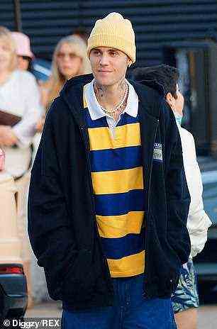 Justin Bieber ist letzten Monat bei Nobu mit einer Perlenkette abgebildet