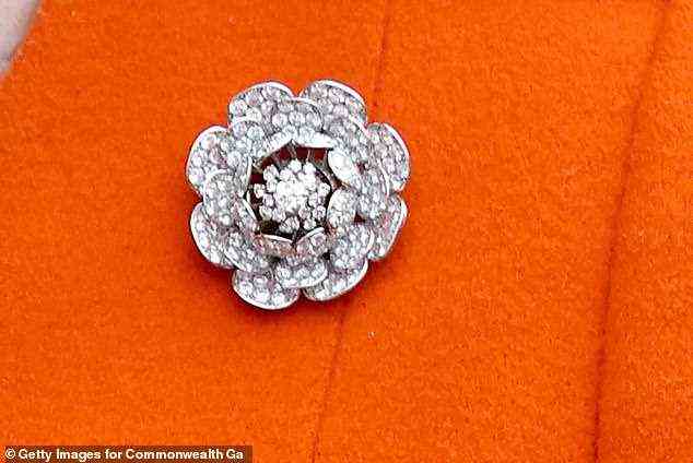 Die Monarchin entschied sich für die glitzernde Rosenbrosche von Cartier, die ihr 1947 anlässlich ihrer Heirat mit dem Herzog von Edinburgh vom Nizam von Hyderabad geschenkt wurde
