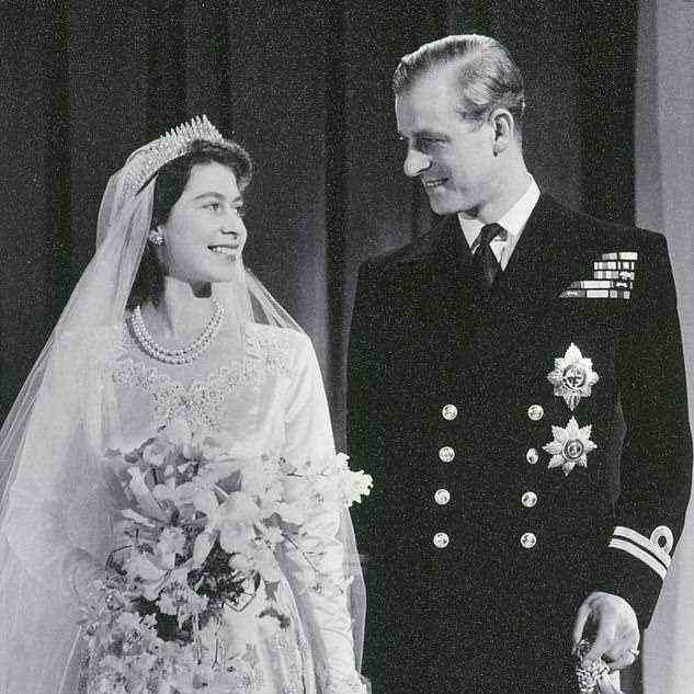 Zu den vielen Hochzeitsgeschenken der Königin gehörten eine atemberaubende Cartier-Tiara und eine Halskette vom Nizam von Hyderabad, einem indischen Monarchen und einem der reichsten Schmucksammler der Welt
