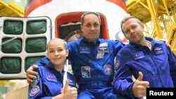 Besatzungsmitglieder, der Kosmonaut Anton Shkaplerov, die Schauspielerin Yulia Peresild und der Filmregisseur Klim Shipenko.