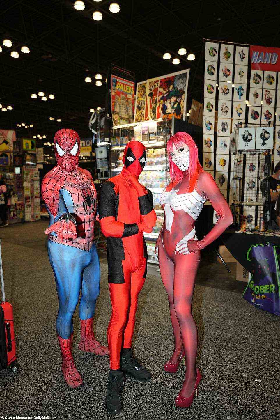 Viele der Kongressbesucher waren maskiert, um sich vor COVID-19 zu schützen und weil dies von ihren farbenfrohen Kostümen verlangt wurde, da sie als verschiedene Charaktere in Film, Fernsehen, Filmen und Comics wie diese Spidermen (und Spiderwoman) cosplayten.