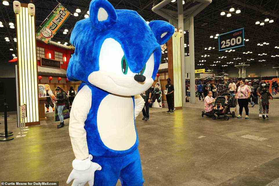 Einige kommen als echtes Ding verkleidet, wie diese Person, die als Sonic the Hedgehog angibt, die auf eine Fortsetzung des Filmhits der legendären Videospielfigur wartet
