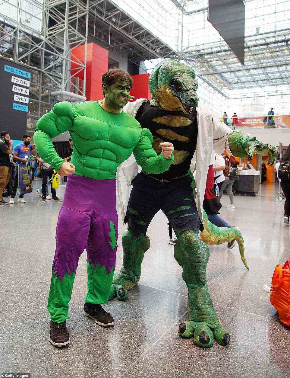 Ein Teil der Freude am Cosplay auf Conventions ist die Kombination von Charakteren aus verschiedenen Universen, die für Fotos posieren, wie dieser des Incredible Hulk
