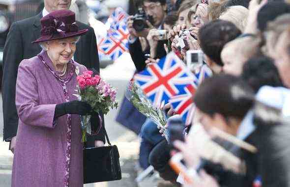 Königin Elizabeth Il macht einen Rundgang