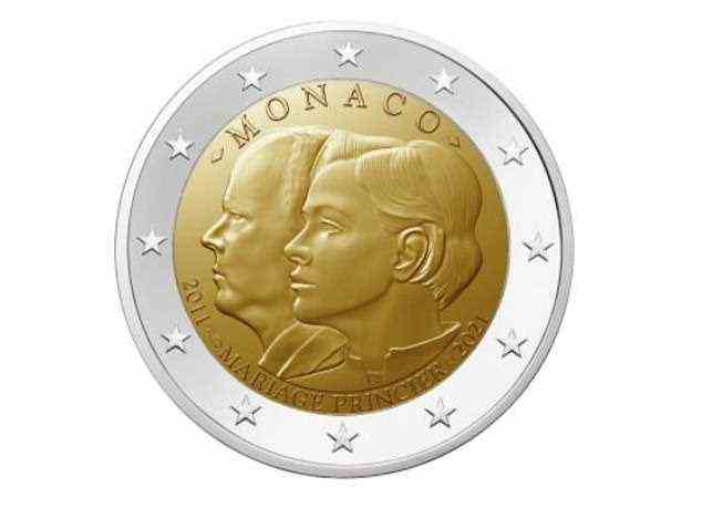 Die Münzen zeigen ein Bild von Prinz Albert und Prinzessin Charlene zusammen, neben den Worten „2011 Princely Wedding 2021“ darunter und „Monaco“ oben