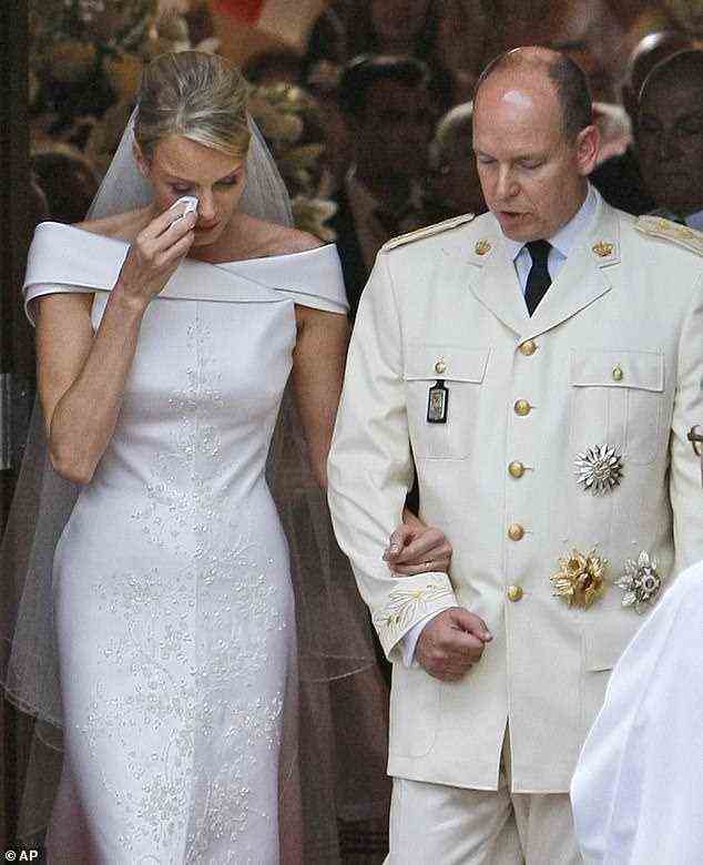 Es kommt nur wenige Wochen, nachdem Prinz Albert Gerüchte über Eheprobleme zurückgeschlagen hat, wonach Charlene „nicht verärgert gegangen“ ist und nur wegen „medizinischer Komplikationen“ nach einer „schweren Hals-Nasen-Ohren-Infektion“ in Südafrika bleibt (Bild, Charlene in Tränen an ihrem Hochzeitstag)
