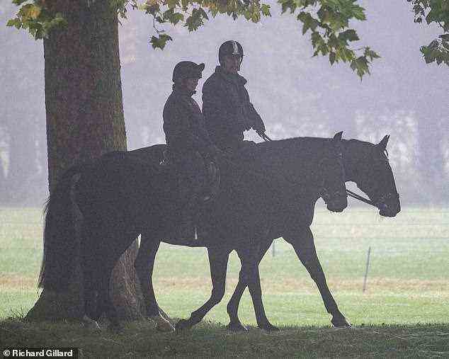 Der 61-jährige Duke of York, der in der Royal Lodge nur fünf Kilometer von der Residenz Berkshire entfernt lebt, zeigte sich gut gelaunt, als er für seine Reise einen blauen Mantel und einen Helm anzog, begleitet von einem weiblichen Bräutigam