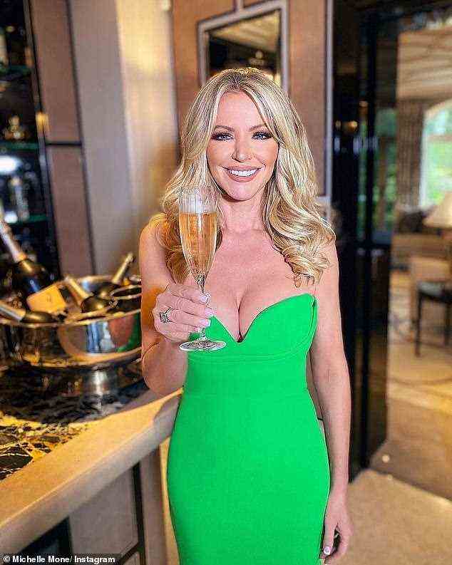 Sieht gut aus: Für einen separaten Geburtstags-Look schlüpfte sie in ein vollbusiges grünes Kleid, während sie ein Glas Champagner hob