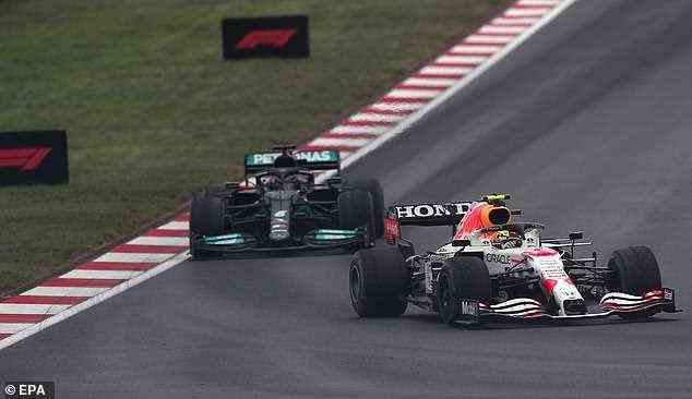 Hamilton (links) lag vor Sergio Perez (rechts) auf dem dritten Platz, als er in Runde 42 gefragt wurde